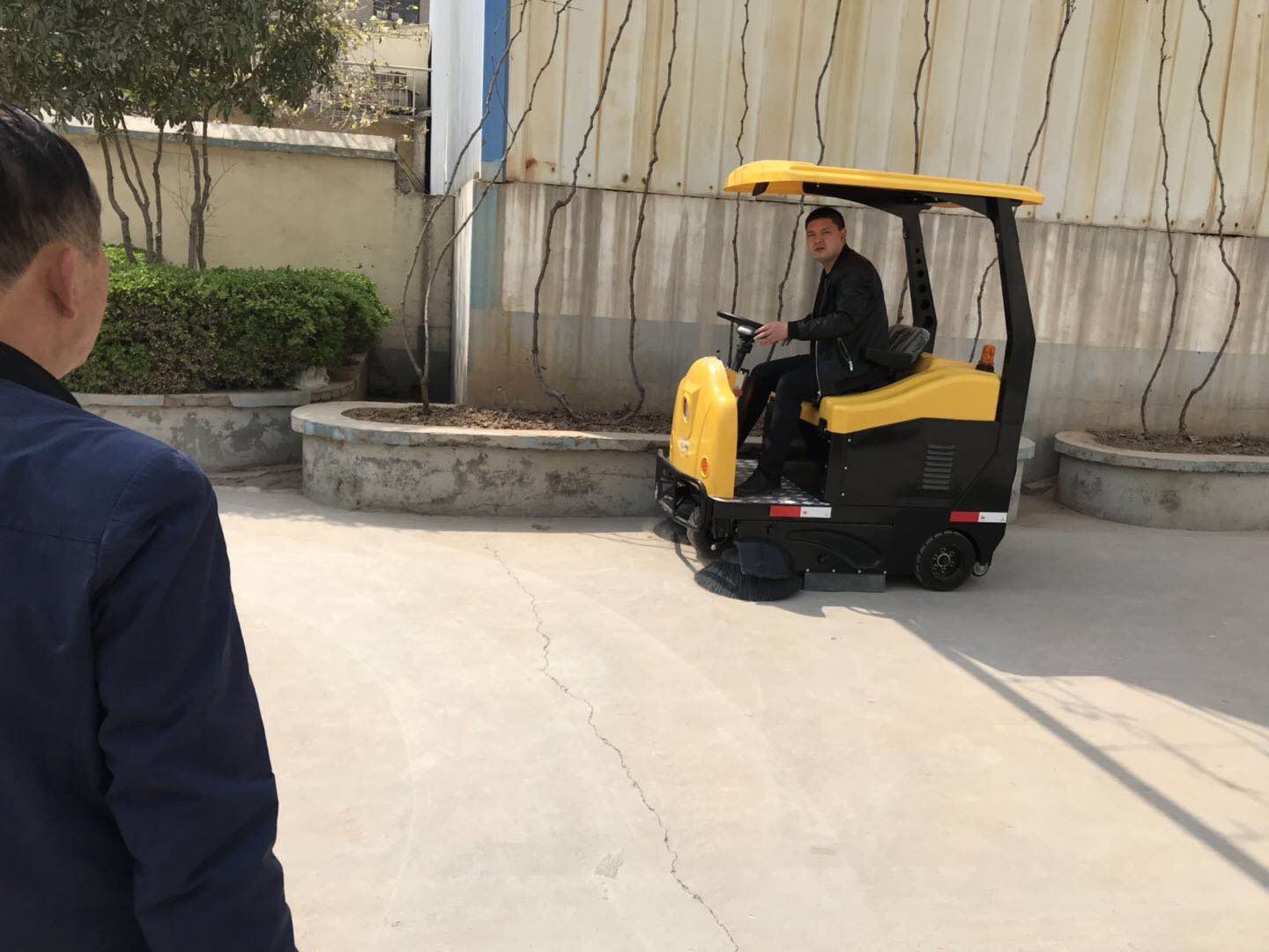 郑州凯赛保洁格美S6电动全封闭扫地机  郑州电动扫地机