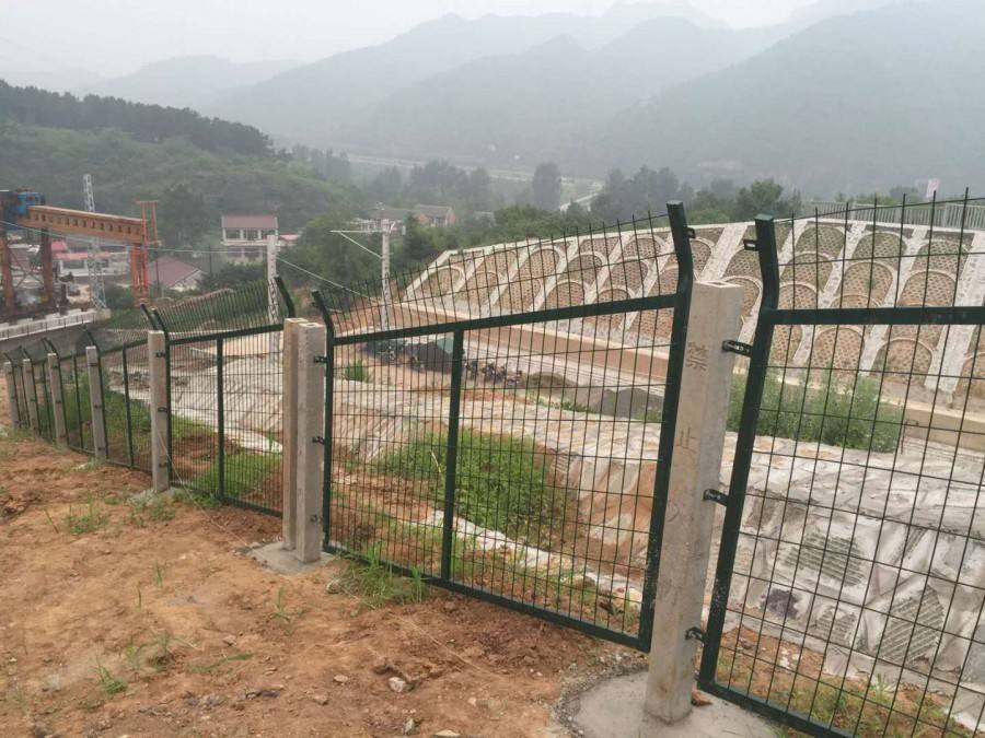 《铁路线路防护栅栏》东莞市轨道护栏生产厂家  8001防护栅栏  火车轨道防护网  铁路框架护栏