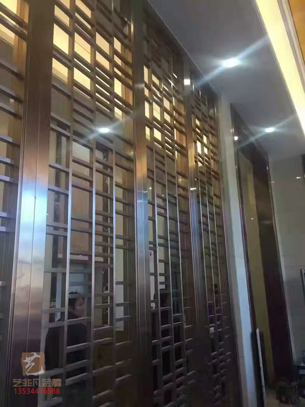花格玫瑰金不锈钢屏风以现代轻奢的风格为主  雕刻屏风  隔断屏风  花格屏风