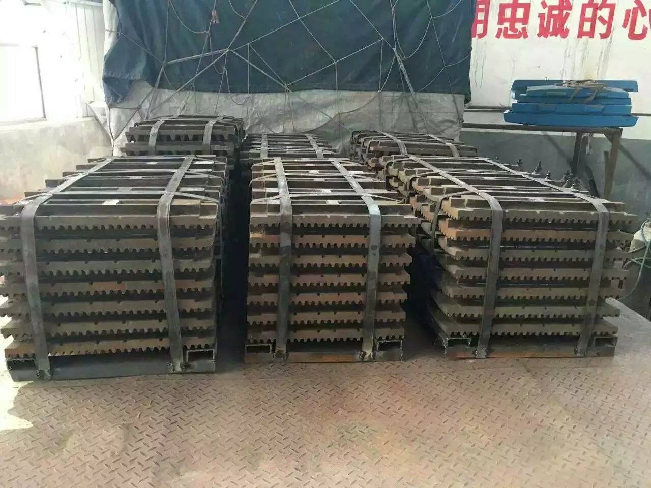 山磊机械PE400x600矿山颚式破碎机高锰钢鄂板配件  颚式破碎机鄂板
