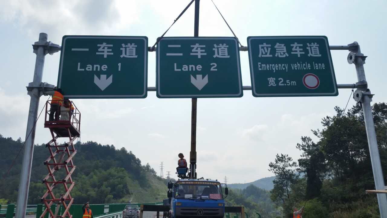 延安市交通标志牌标志杆加工厂家减速带批发  延安减速带批发  延安交通路牌厂  延安景区指路牌
