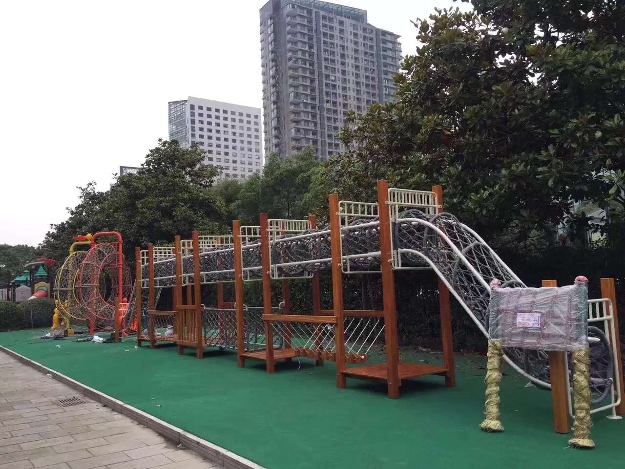 快乐时光游乐厂批发儿童拱笼  荡船  淘气堡  踏步