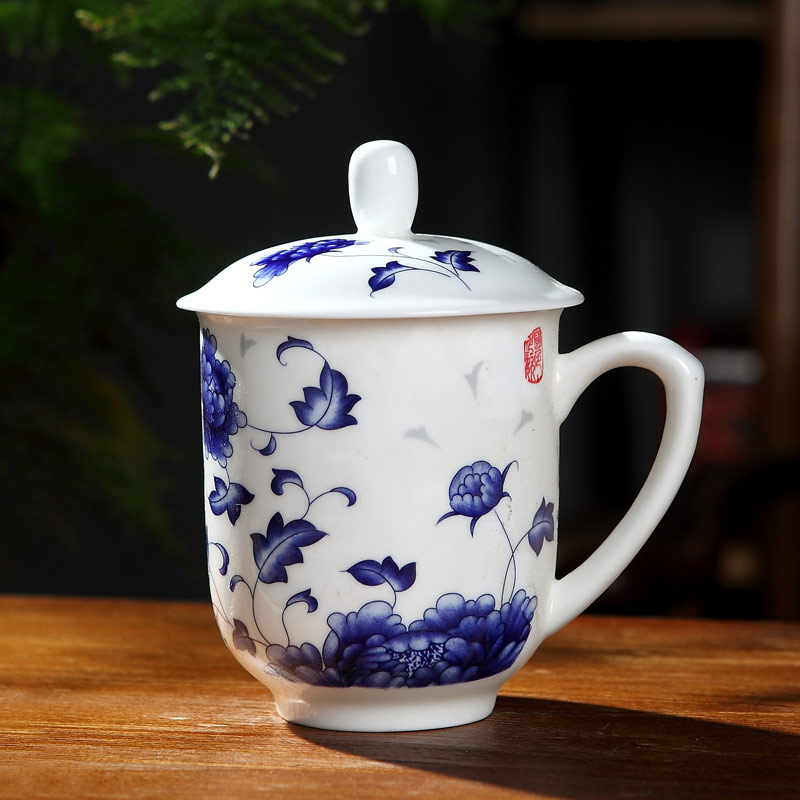 定做青花瓷办公茶杯价格，定制办公室专用玲珑茶杯  定做青花瓷茶杯  定做办公茶杯  定做玲珑茶杯