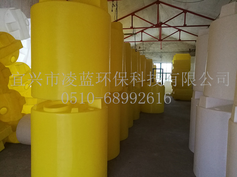 白 黄色大塑料水桶箱 200L立式搅拌PE加药桶