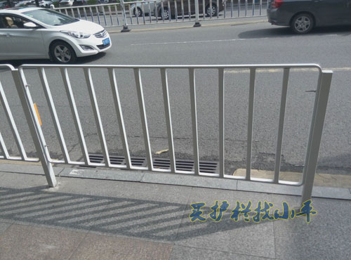 潮州交通设施防护栏 中山中央隔离栏  京式护栏  工厂护栏  市政护栏