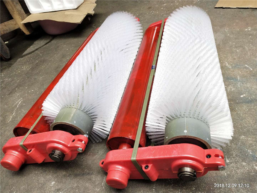 输送带无动力尾部清扫器 无动力毛刷式清扫器  无动力清扫器  无动力毛刷清扫器  无动力辊刷清扫器