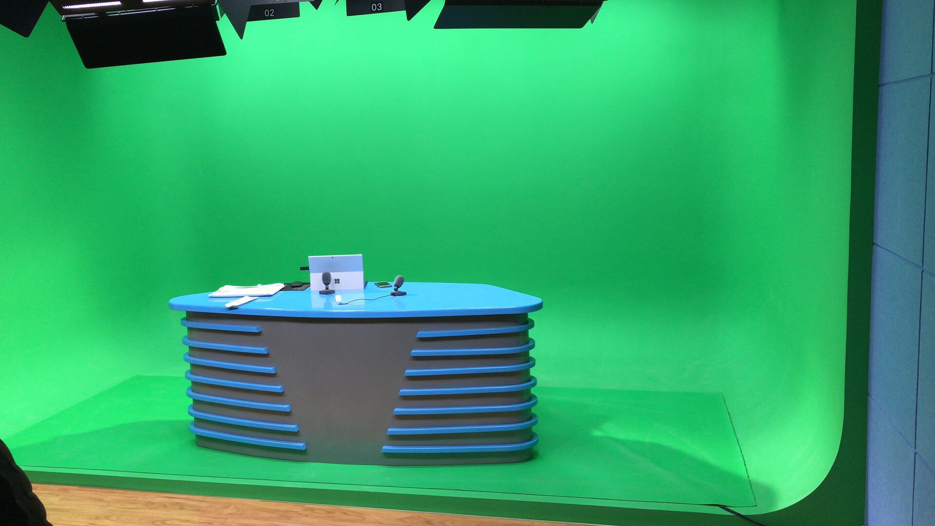 广播级虚拟演播室蓝箱装修 演播室导播间设计方案 广播级演播室 演播室装修设计