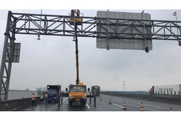 高空电线电缆安装高空车租赁东莞服务  高空作业车  云梯车  路灯车