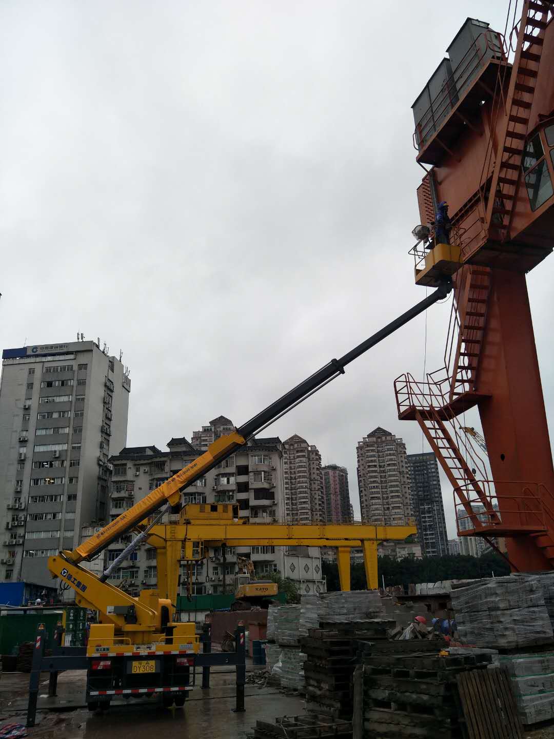 中山古镇高空车租赁公司出租云梯车  高空车出租  路灯车出租  高空作业车
