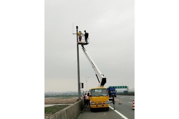 广州租曲臂高空作业车好还是直臂高空车  路灯车  云梯车