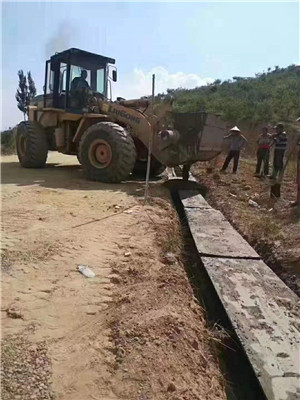 广西铲车搅拌斗怎么安装在铲车上  铲车改装搅拌斗效果  铲车带水泥搅拌斗  2立方搅拌斗效果