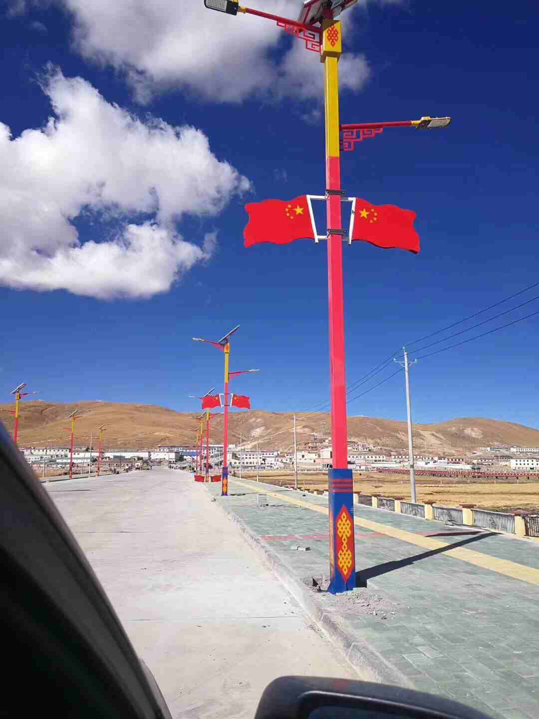 满城县院内太阳能路灯物美价廉厂家批发