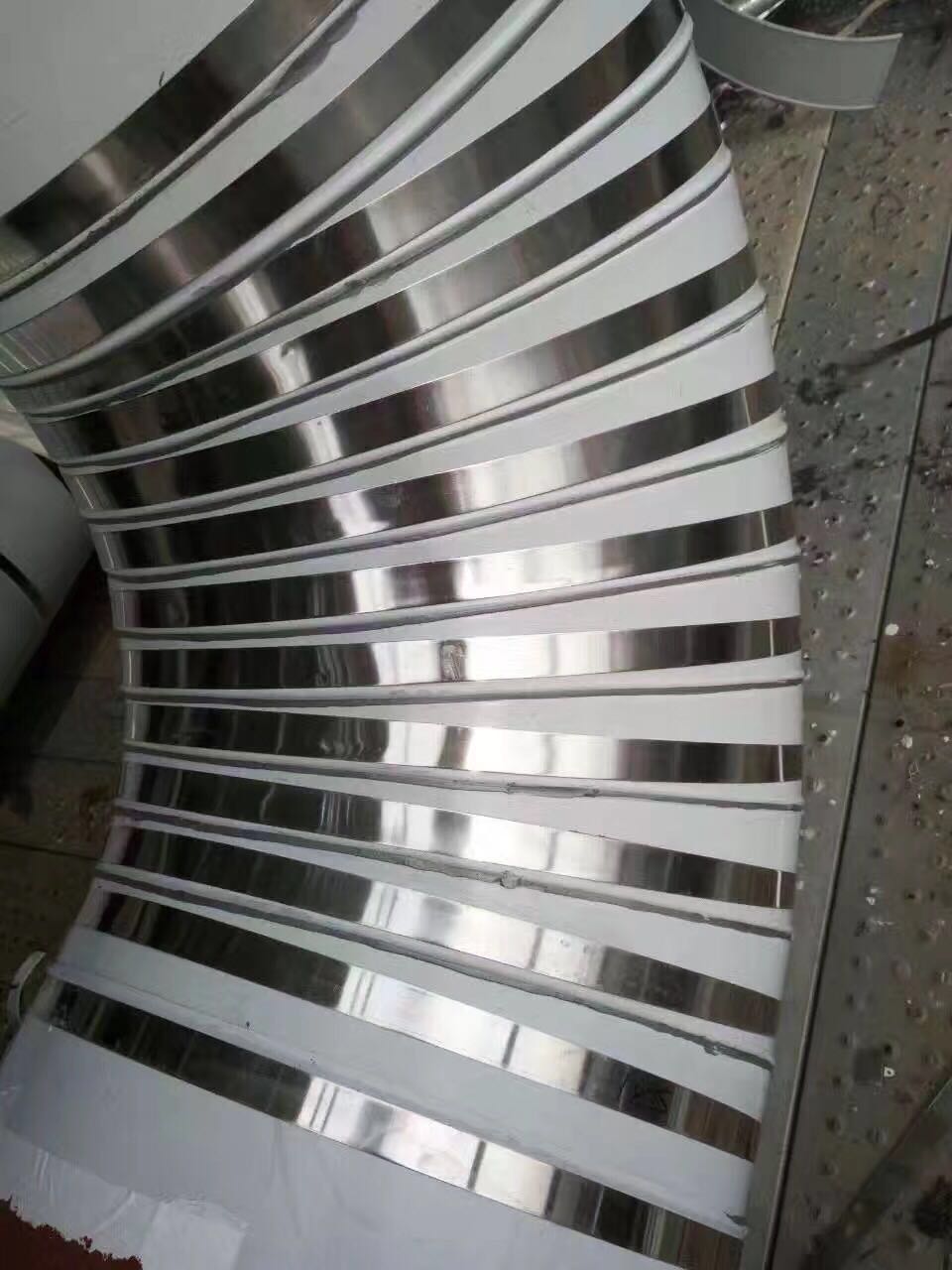 临夏2mm镜面不锈钢波纹板多少一张