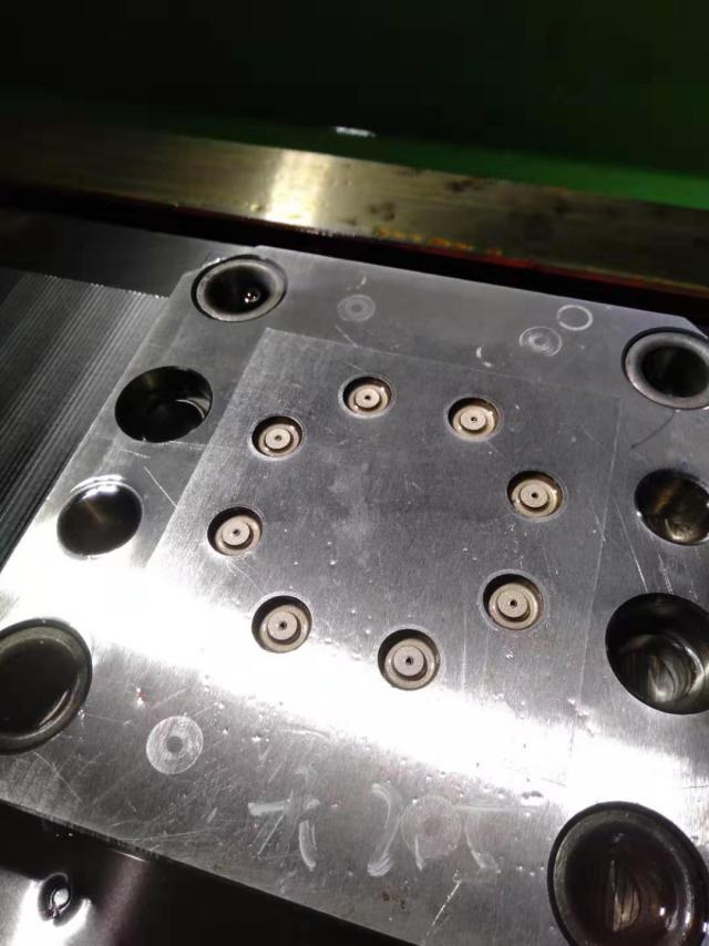 怎么才能安全使用镜面火花机呢？  镜面火花机的使用  镜面火花机的安全