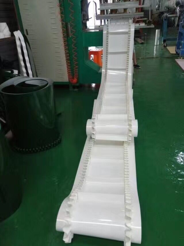 PVC提升输送带，加裙边物料防漏PVC绿色传送带  加隔板工业传送带