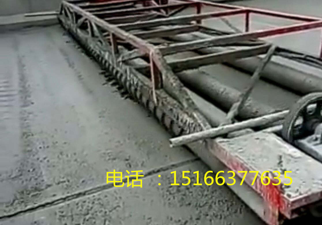 滚筒混凝土摊铺机水泥路面振动梁水泥整平机施工图片  三辊轴混凝土摊铺机  滚轴式路面整平机  桥面振动梁