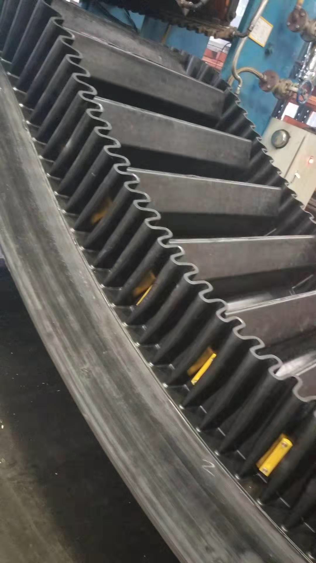 裙边传送带青岛研发工厂  大倾角胶带  大倾角输送带