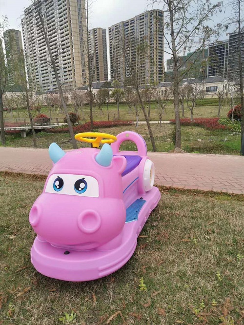 公园广场响应好受欢迎的儿童玩具车  小汽车碰碰车  双人游乐车碰碰车  电动车双人发光