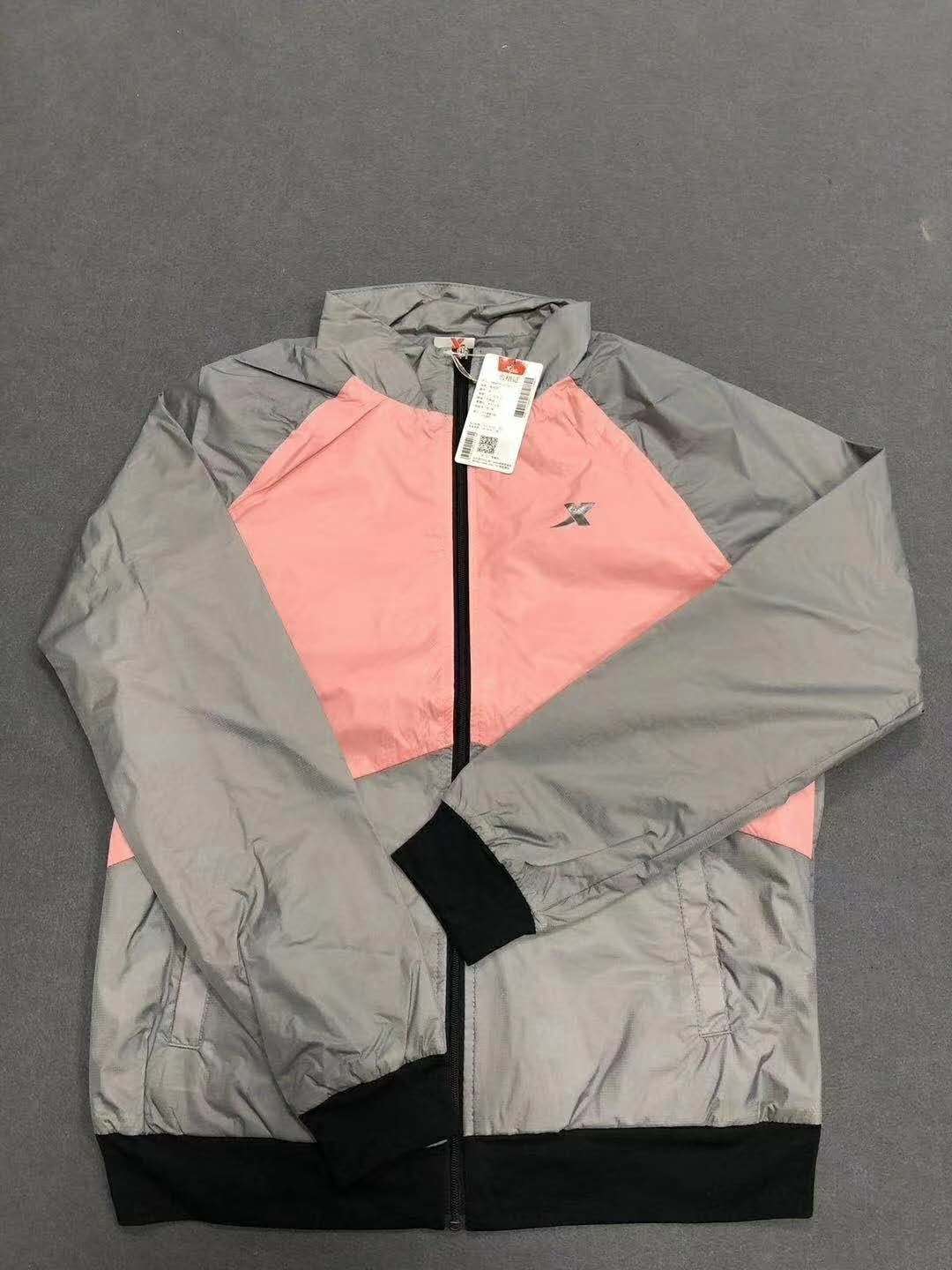 江枫品牌尾货提供特步风衣