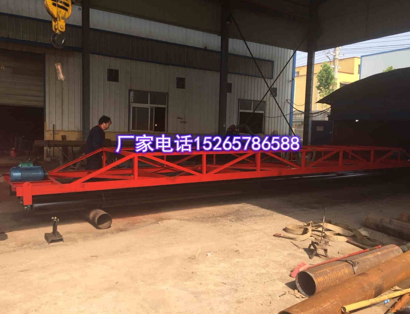 儋州市厂家直供乡村道路隧道桥面混凝土摊铺机  插入式振动棒摊铺机  辊轴式路面提浆整平机  砼路面振动摊铺机