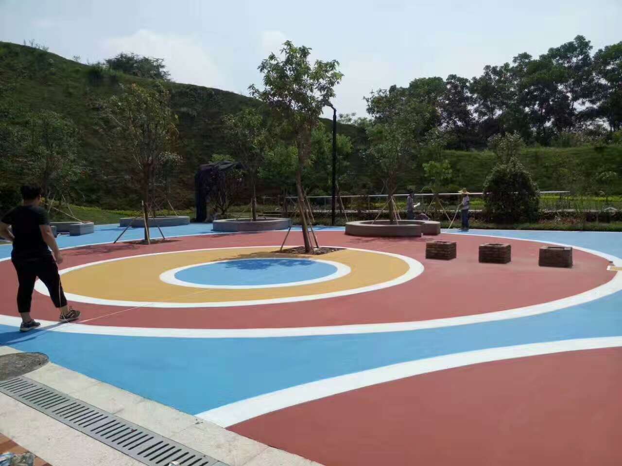崇左彩色透水混凝土路面材料批发本地施工队包工包料  透水混凝土施工公司