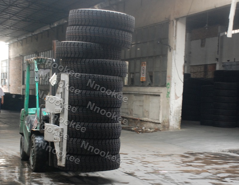 叉车属具轮胎夹工程胎抱夹大载量夹货稳厂家直销&nbsp;&nbsp;轮胎搬运器&nbsp;&nbsp;叉车机械手