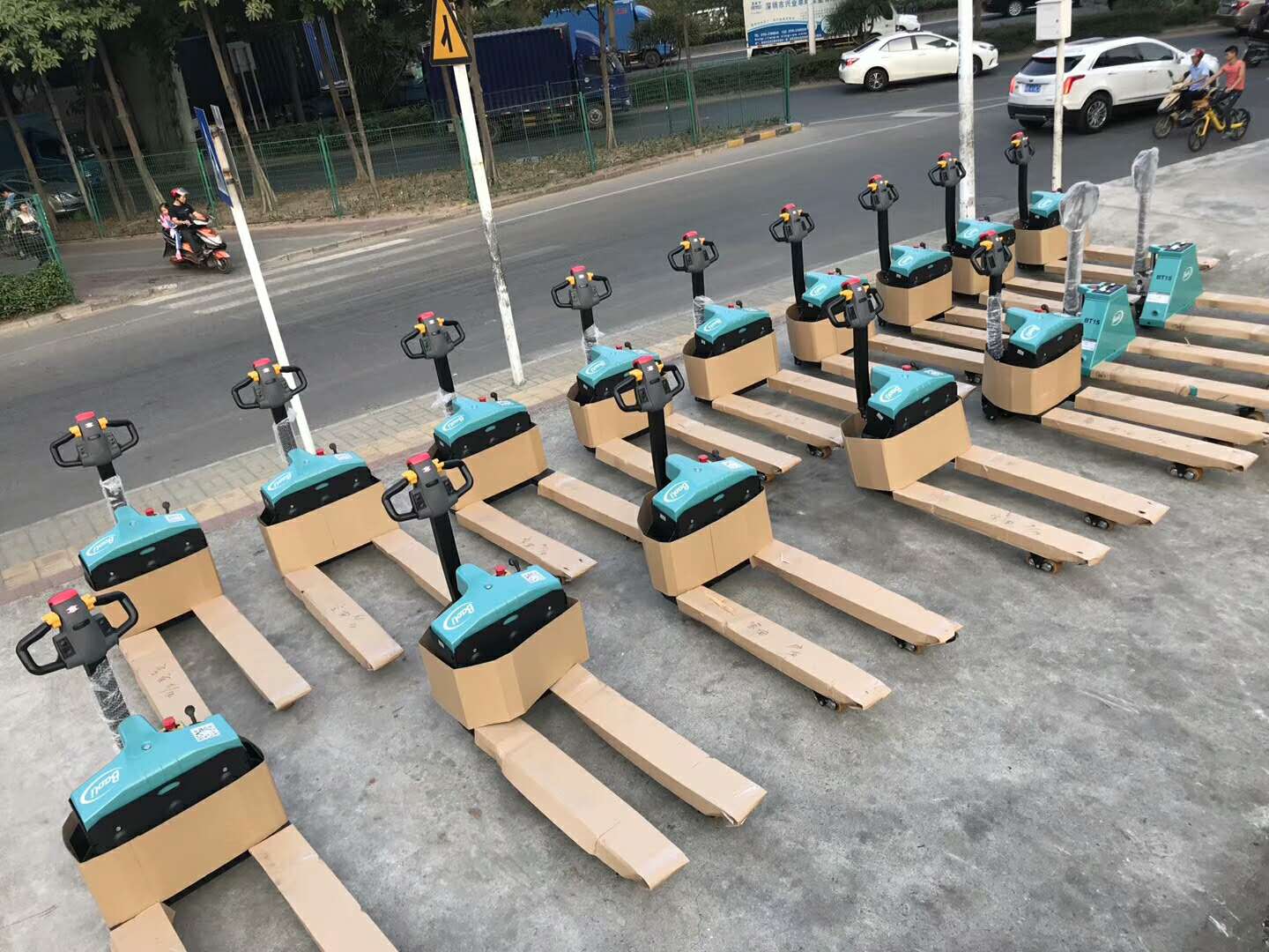 深圳宝安沙井西乡福永松岗低价出售宝骊全电动搬运车  手拉车  鸿福车  地牛