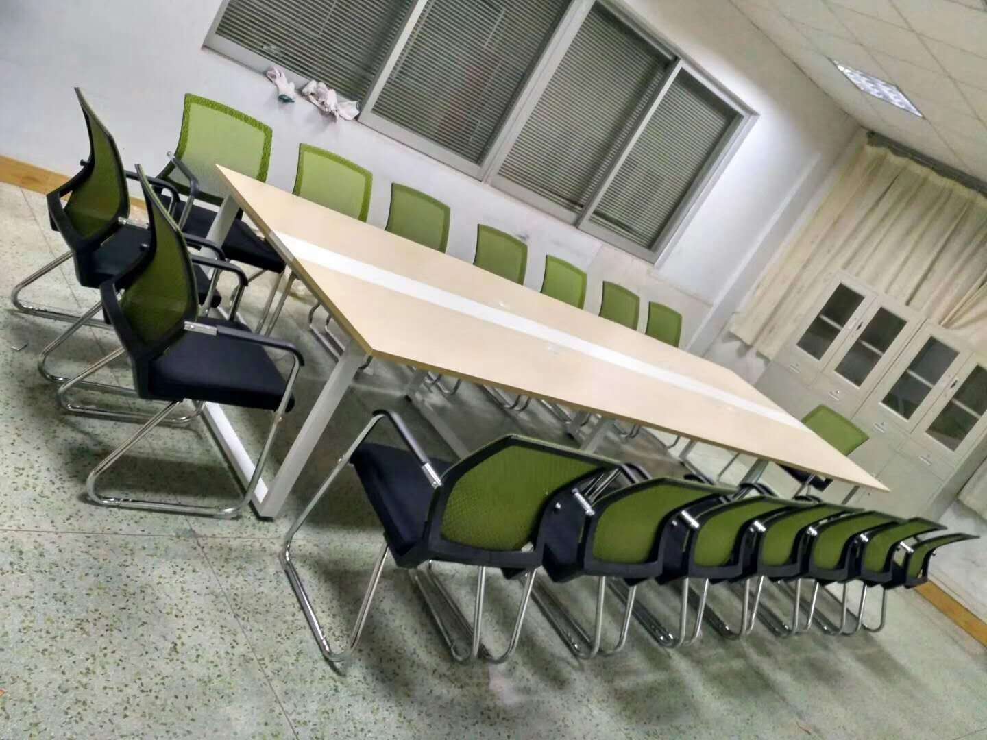 深圳龙华家具厂转型低价办公家具,办公桌椅批发  屏风卡位