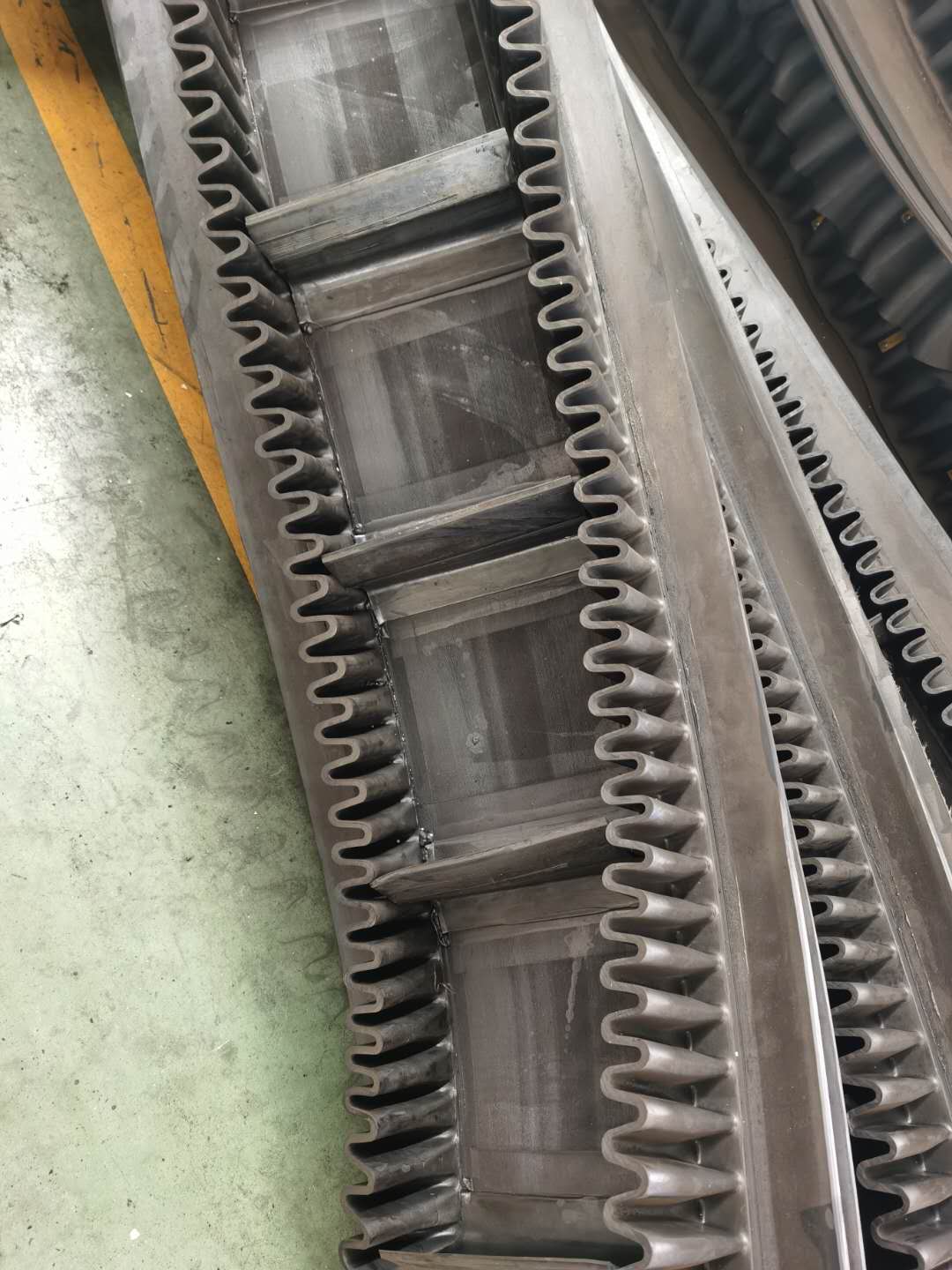 大倾角隔板裙边胶带制造工厂  大倾角输送带  大倾角胶带