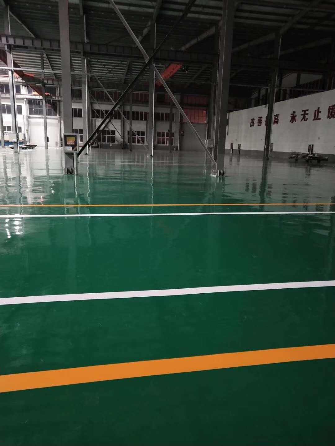 地面做环氧地坪的好处及地坪养护  洁净、防尘、抗压  漆膜平整、无接缝  环氧自流平地坪