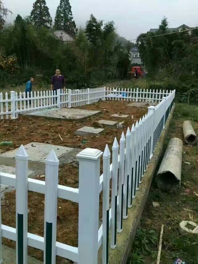 工程PVC围墙护栏锌钢围墙护栏&nbsp;&nbsp;PVC工程护栏&nbsp;&nbsp;PVC草坪塑钢护栏&nbsp;&nbsp;四川锌钢护栏