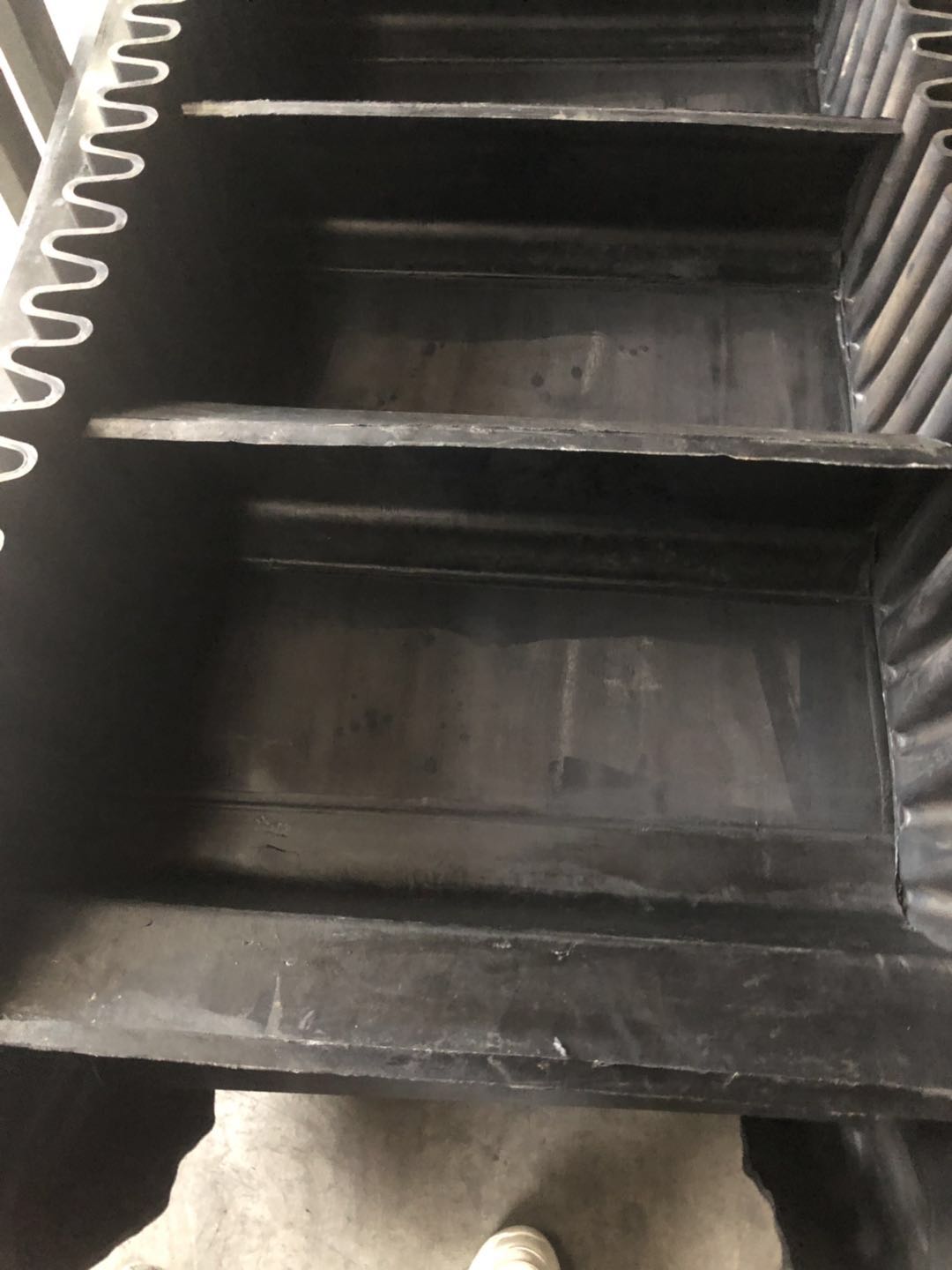 抗撕裂钢丝绳大倾角挡边提升带厂家  大倾角输送带  大倾角皮带