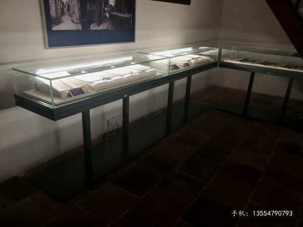 福州书画博物馆平柜厂家-液压掀开博物馆展柜制作  福州博物馆展柜厂家  博物馆平柜定做  博物馆掀开柜