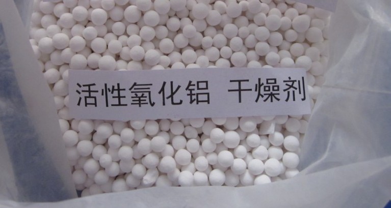 活性氧化铝吸湿性强，吸水后不胀不裂保持原状  机械强度大