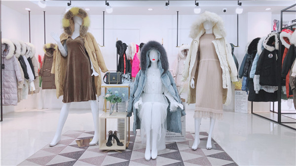 MOGA羽绒服品牌女装折扣尾货批发  品牌折扣女装  女装尾货  广州莎奴服饰