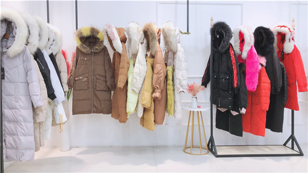 MOGA羽绒服品牌女装折扣尾货批发  品牌折扣女装  女装尾货  广州莎奴服饰