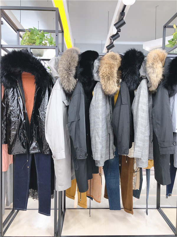 milimili冬季品牌女装尾货派克服批发  女装尾货批发  品牌折扣女装  广州莎奴服饰