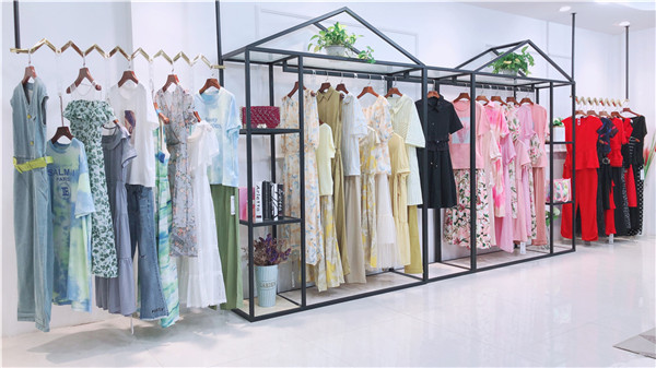 依熏2021夏季品牌折扣女装尾货走份  品牌女装尾货  女装批发  广州莎奴服饰