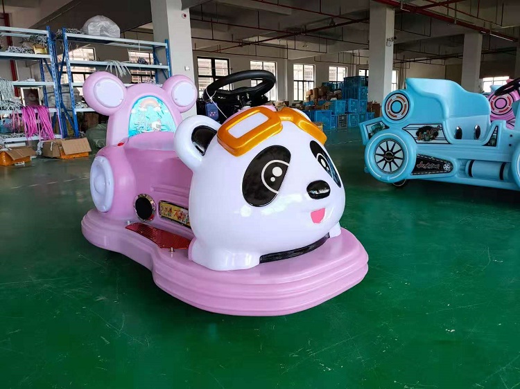 广东广州广场发光玩具车小熊猫碰碰车