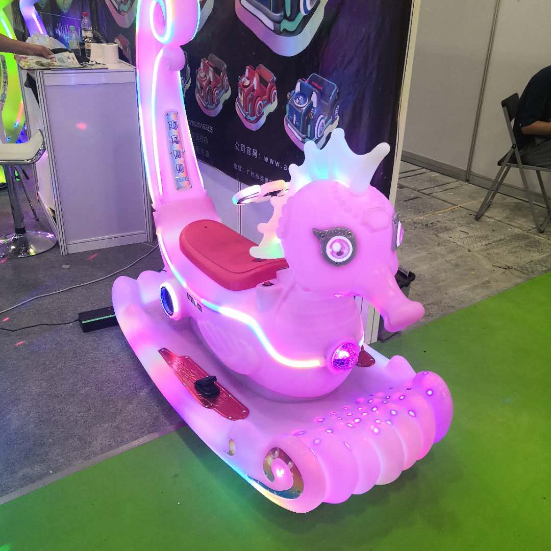 广场电动玩具碰碰车在夜间玩耍更受欢迎