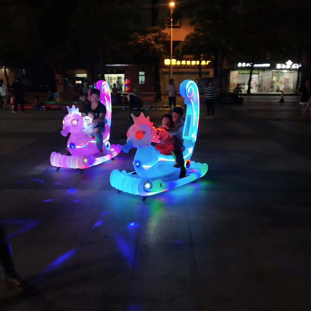 广场电动玩具碰碰车在夜间玩耍更受欢迎