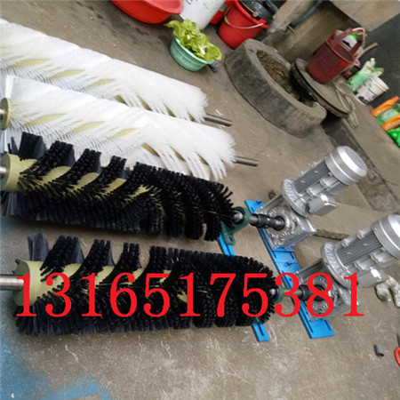 供应电动旋转刷皮带清扫器，1.2米电动清扫器厂家直销  水泥厂用滚刷清扫器