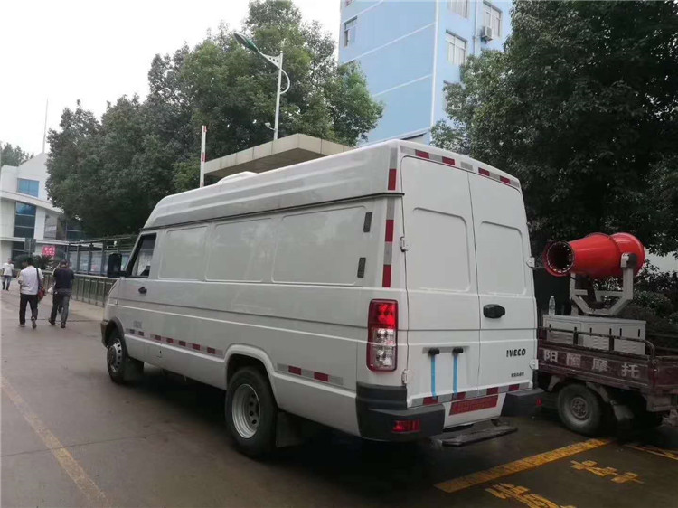 依维柯面包式长轴柴油冷藏车厂家批发价