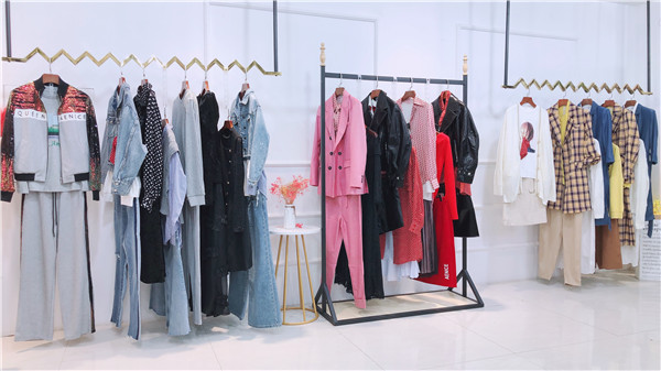 几禾冬季时尚品牌折扣女装货源  女装批发  冬季羽绒服