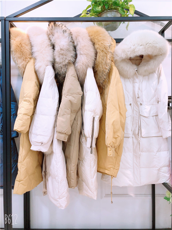 大山时尚品牌女装羽绒服尾货批发  品牌折扣女装  时尚女装  广州莎奴服饰
