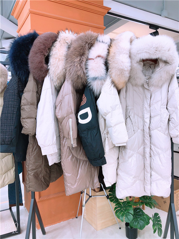 大山时尚品牌女装羽绒服尾货批发  品牌折扣女装  时尚女装  广州莎奴服饰