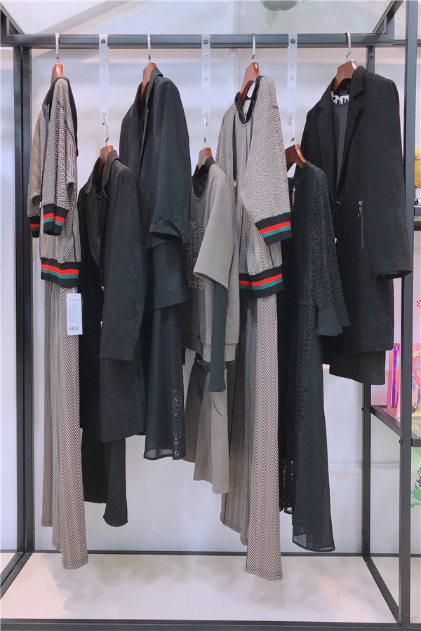菲姿彩21春季品牌折扣女装尾货清仓  广州莎奴服饰
