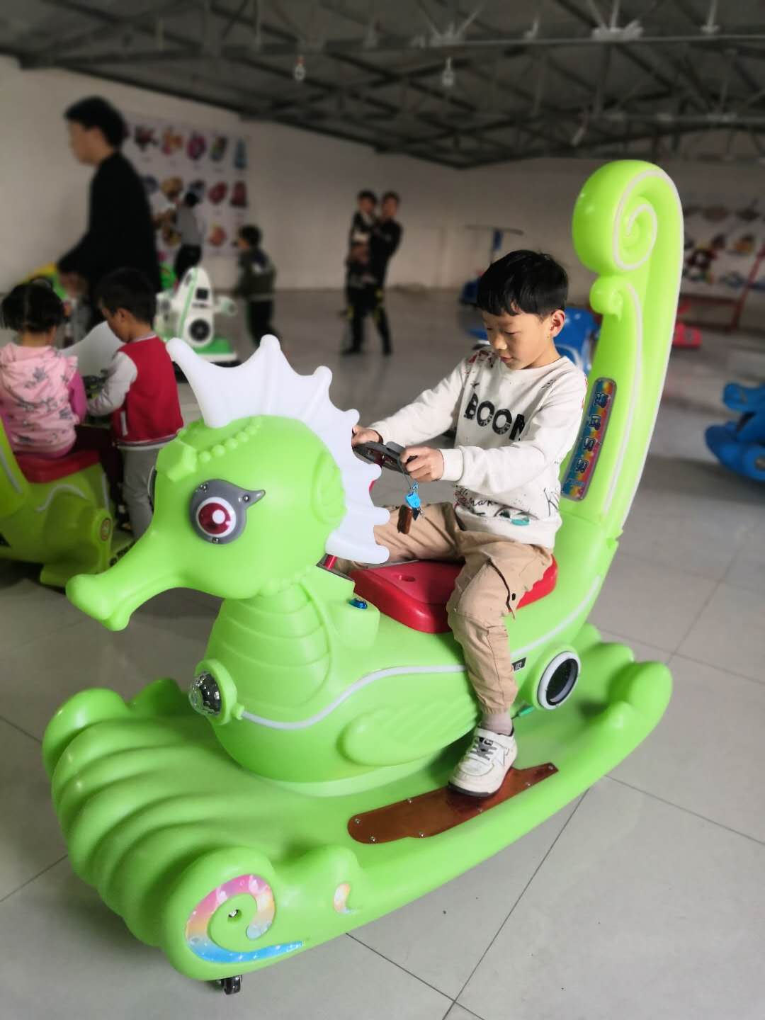 春节将至广场碰碰车生意日渐红火海马贝贝领先