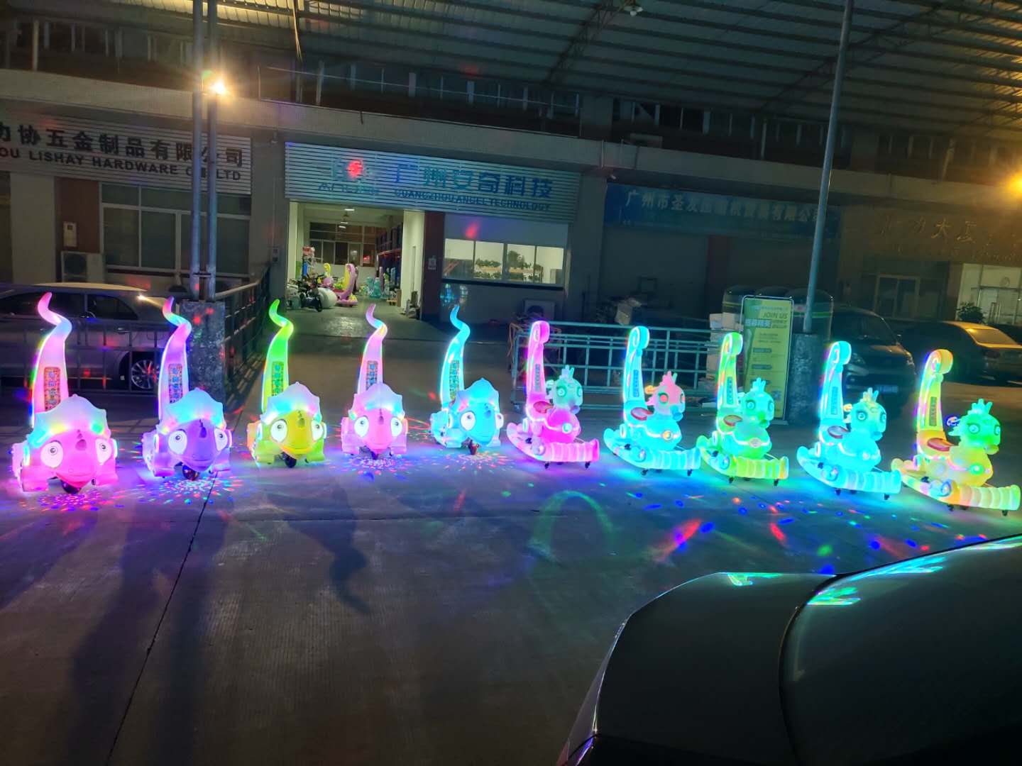 儿童电动碰碰车_电动游乐玩具车海马贝贝