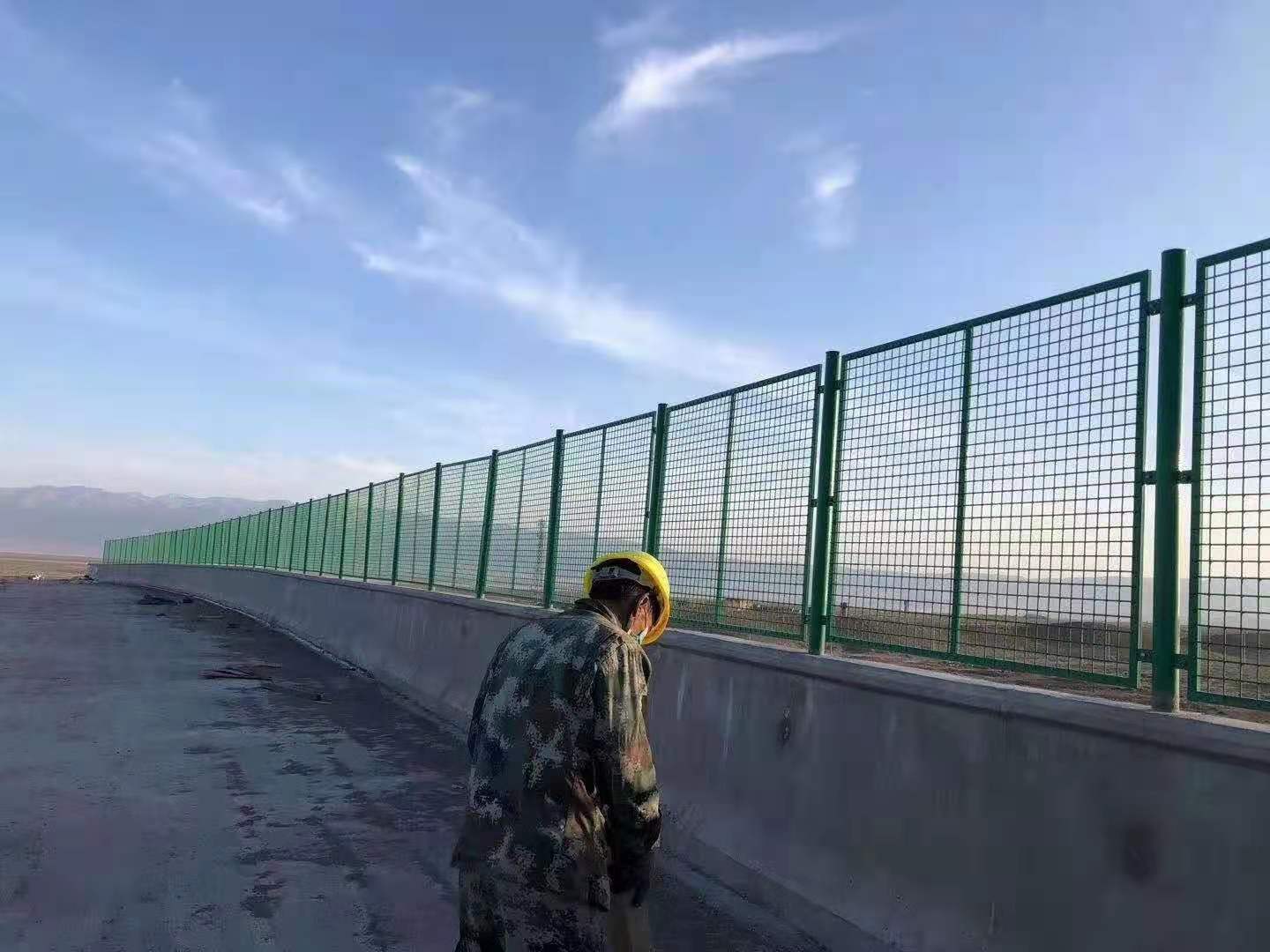 绿色铁丝护栏围墙厂A永宁绿色铁丝护栏围墙厂商  绿色铁丝围墙厂  绿色铁丝护栏厂  绿色护栏围墙厂